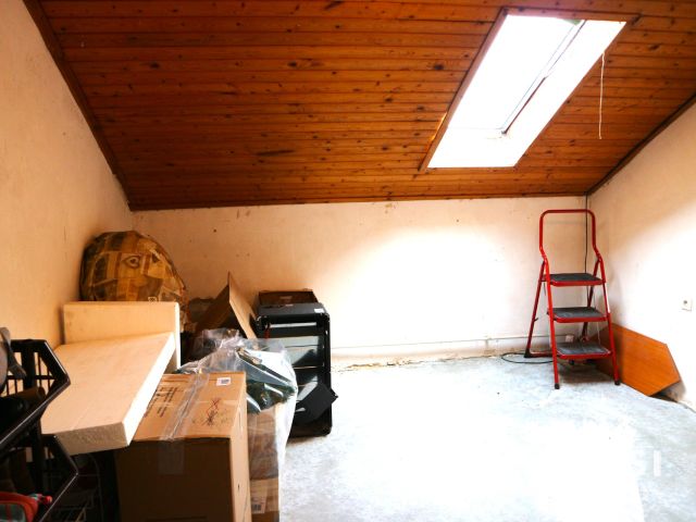 Répcelak központi,csendes,2 gener. felújítandó szintes ház