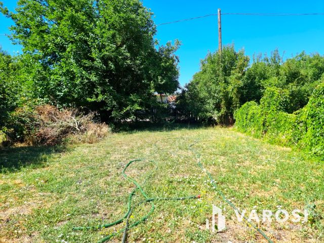 Stabil szerkezetű tégla ház a búzatáblák mellett