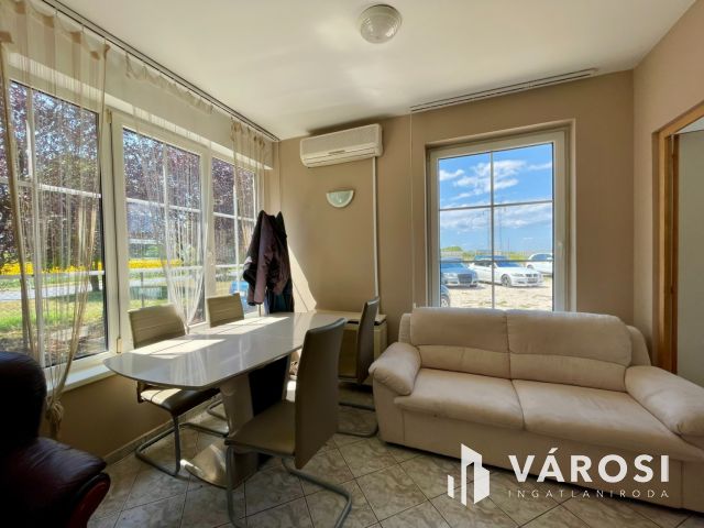 Forgalmas főút mellett telephely irodaépülettel eladó!