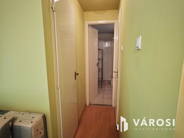 Debrecen belvárosi garázsos tégla lakás eladó