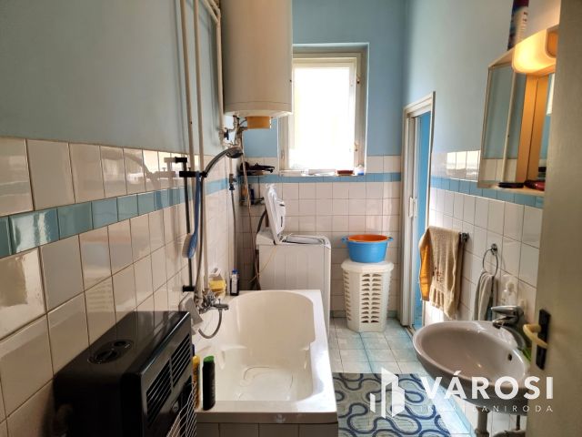 Költözhető állapotú, gondozott kertes ház, központi helyen