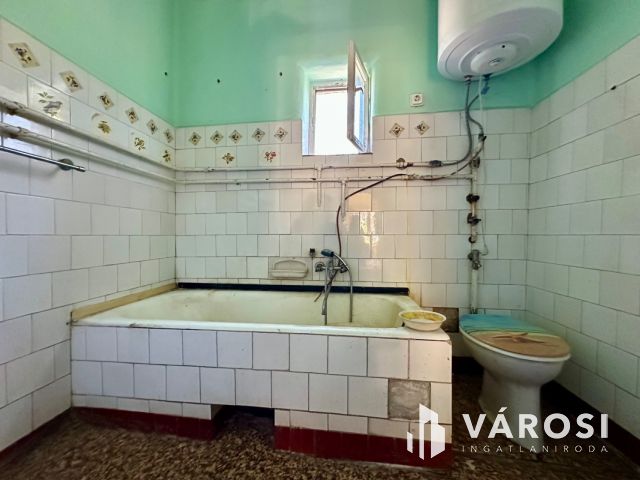 Belváros közelében felújítandó ikerház eladó!