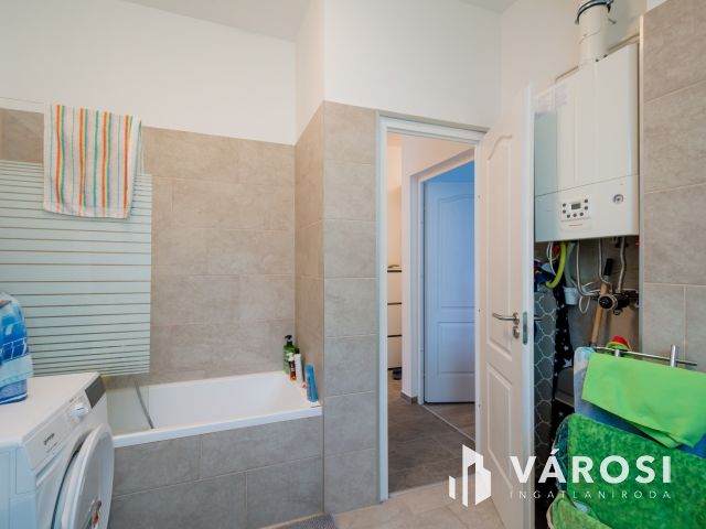 Eladó társasház Gödön: 4 üzlet + 3 lakás