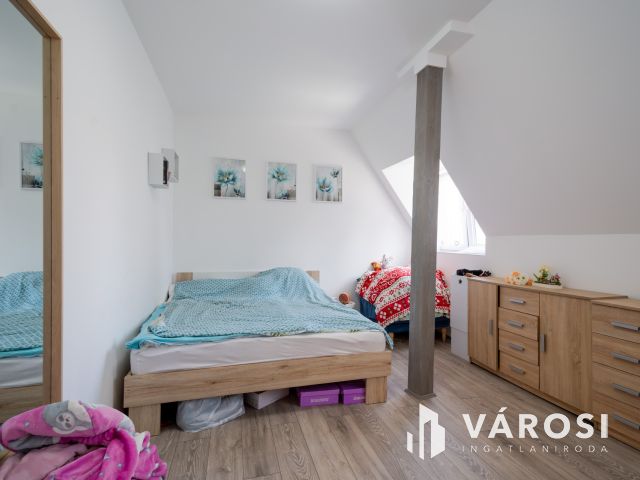 Eladó társasház Gödön: 4 üzlet + 3 lakás