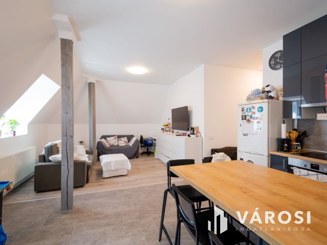 Eladó társasház Gödön: 4 üzlet + 3 lakás