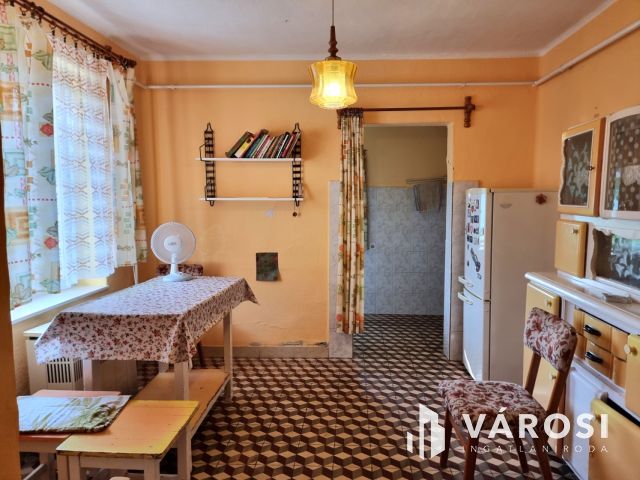 Lakható, korszerűsítést igénylő 98m2-es családi ház