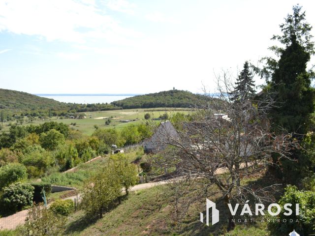 Felsőörsön Balatoni panorámás téliesített ingatlan eladó!