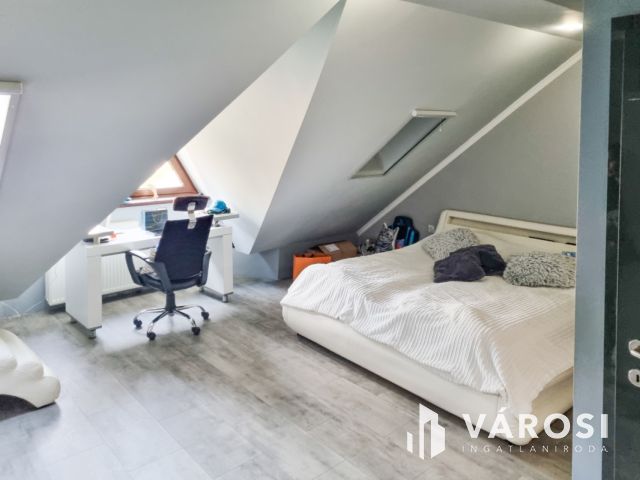 Modern stílusú ikerház, egyedi bútorokkal a belvárosban