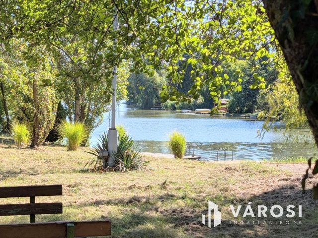 Nagy vízparti telek épületekkel a Kákafoki holtágon!