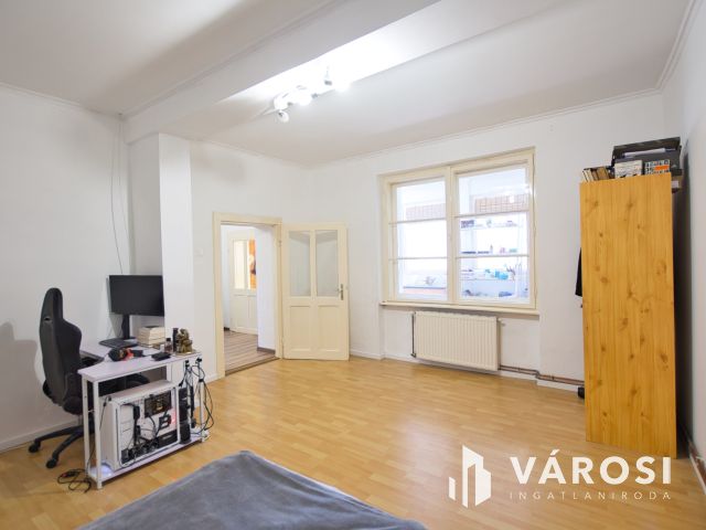 Belvárosi, 54 m2-es házrész eladó