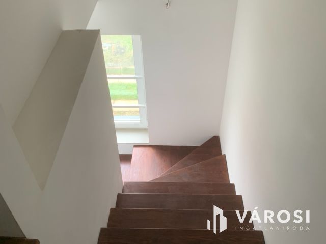 Egy  új, impozáns lakás eladó.