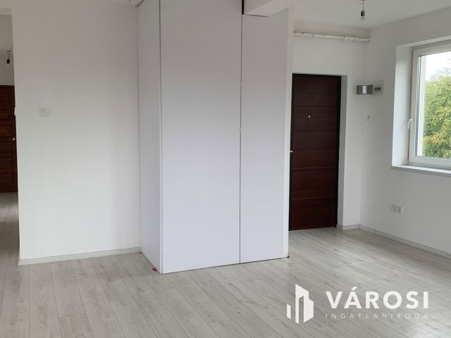 Egy  új, impozáns lakás eladó.