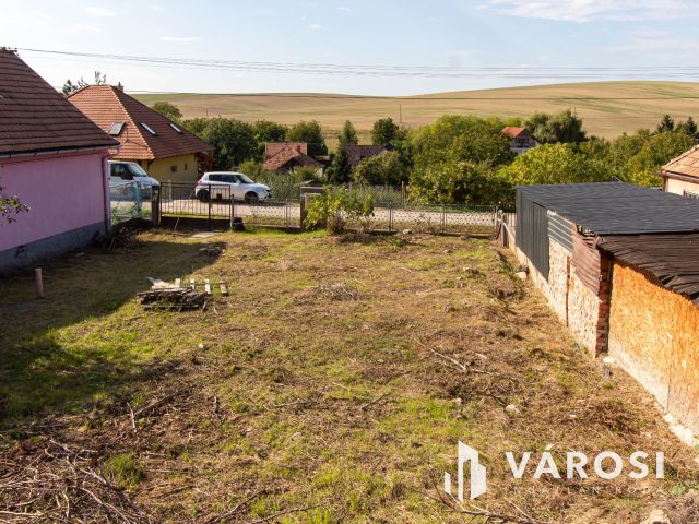 Panorámás telek Úny szívében