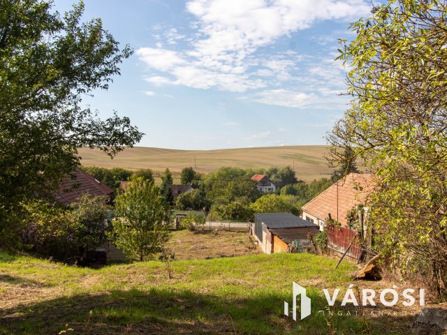 Panorámás telek Úny szívében