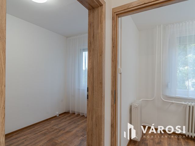 TELJESEN FELÚJÍTOTT LAKÁS AMERIKAI KONYHÁVAL TARJÁNBAN