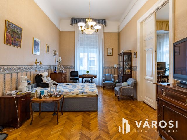 Nagy lakás a Vígszínházzal szemben a nagykörúton