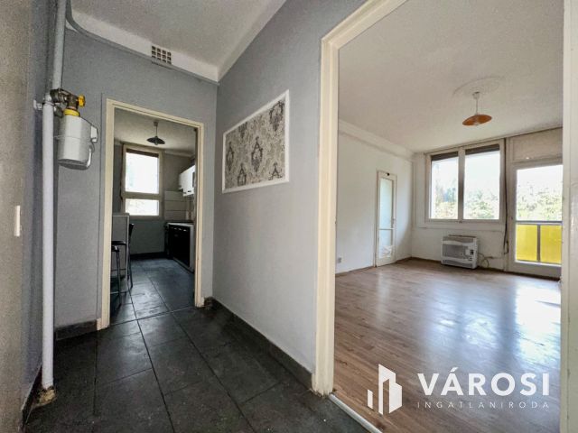 Acélgyári úton 4. emeleti, felújított, erkélyes lakás eladó!