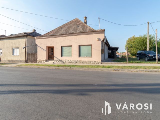 Többfunkciós, tágas, 250 m2-es családi ház Simontornyán