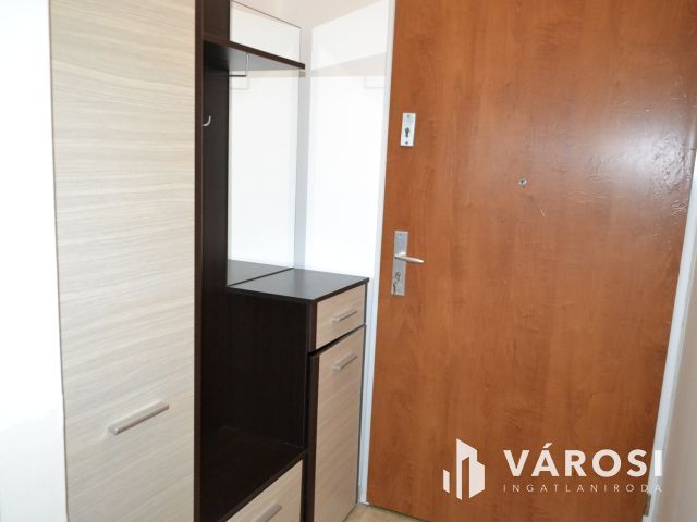 Földszinti téglalakás Herenden eladó!