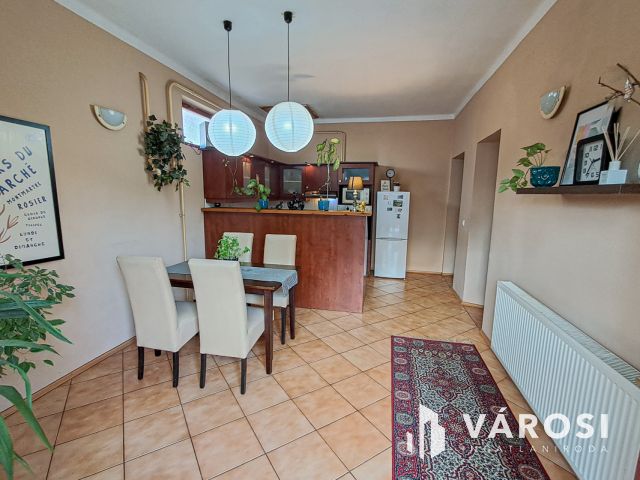 Társasházi lakás 200 m2-es kertrésszel Hatvanban!