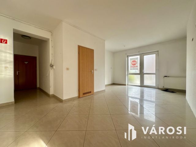 Alkotmány úton földszinti, utcai bejáratos iroda kiadó!