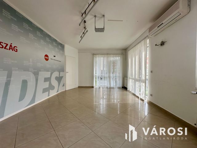 Alkotmány úton földszinti, utcai bejáratos iroda kiadó!