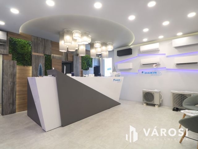 Utcafrontos,főldszinti,kirakatos szép iroda eladó.