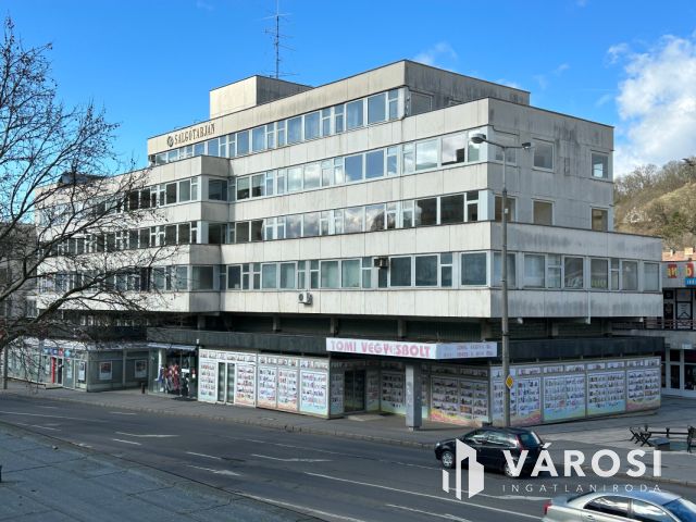 Belvárosi irodaházban felújított irodák kiadók!