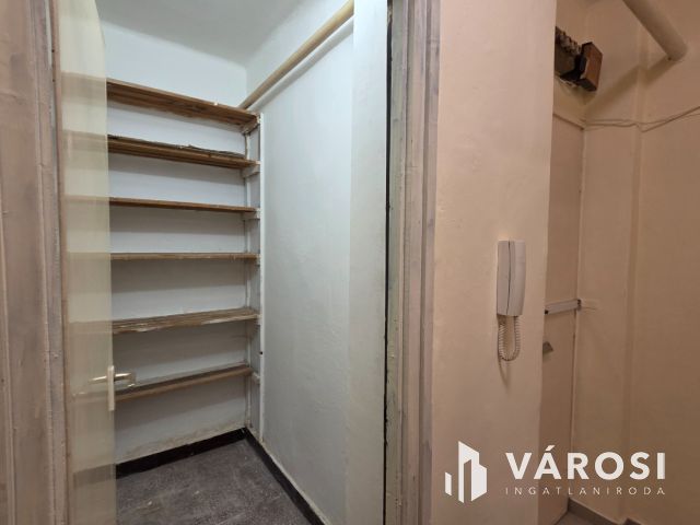 Kétszobás földszinti lakás a városközpontnál