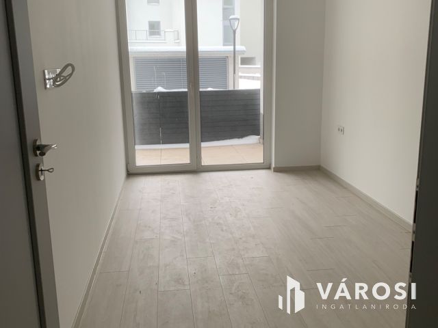 Belvárosban nagy teraszos igényes lakás eladó