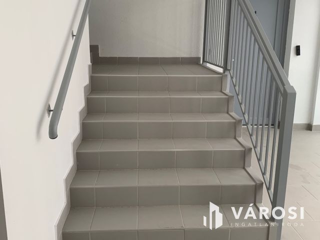 Belvárosban nagy teraszos igényes lakás eladó