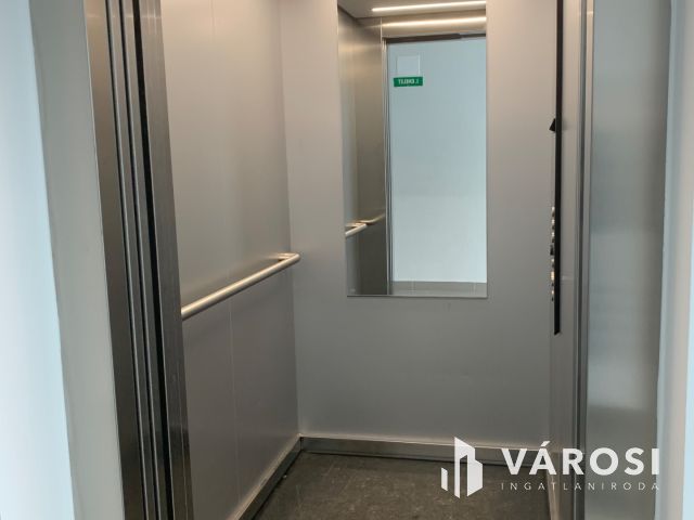 Belvárosban nagy teraszos igényes lakás eladó