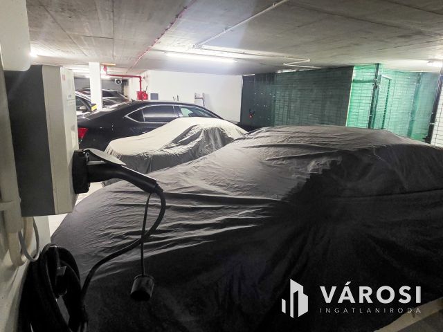 Szabolcs utcában teremgarázs + 6,5 m2 tároló eladó