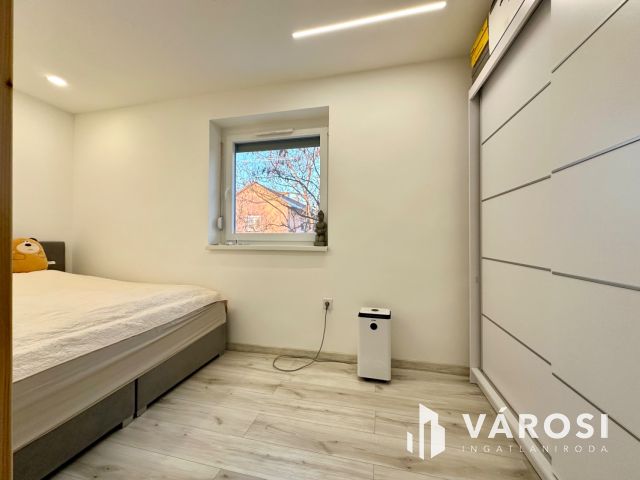 Szerpentin út felső részén felújított lakás eladó!