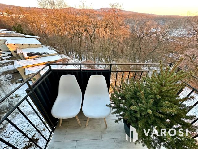 Szerpentin út felső részén felújított lakás eladó!