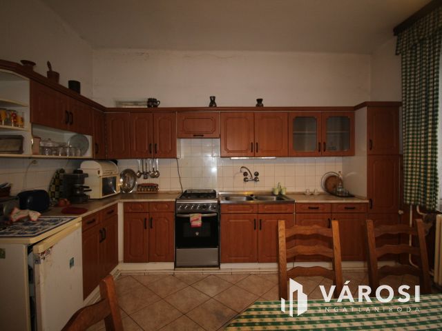 Tágas ház, nagy kert, vidéki hangulat Szombathelyen