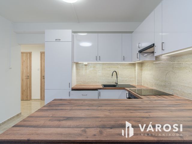 Teljesen felújított első emeleti lakás amerikai konyhával