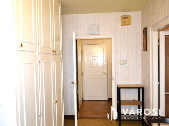 80 m2-es erkélyes panel, csendes parkos környezetben eladó!