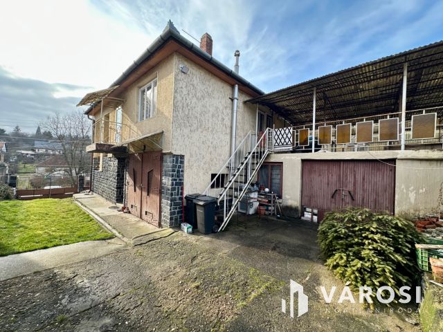 Károlyin, főútvonal mellett, 2 generációs családi ház eladó!