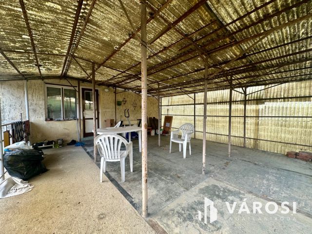 Károlyin, főútvonal mellett, 2 generációs családi ház eladó!