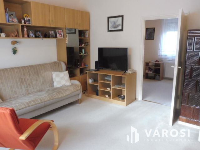 Saját kertes,szép kis lakás,garázzsal eladó.