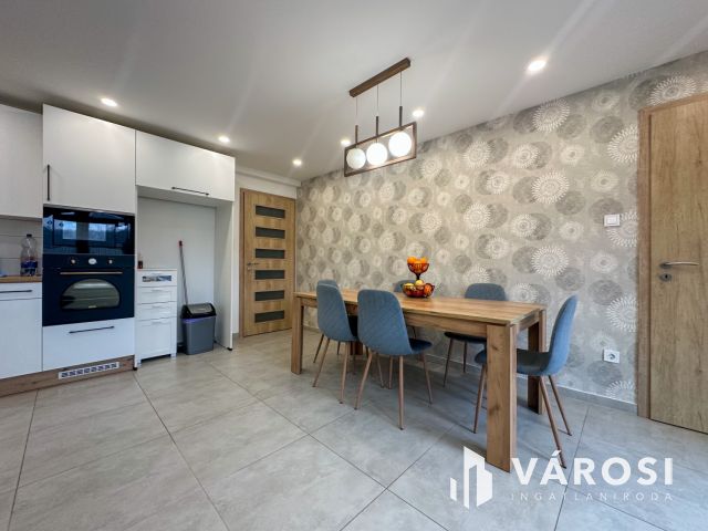 Hunyadi krt.-on felújított családi ház eladó!