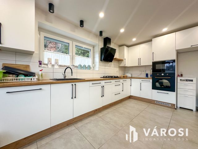 Hunyadi krt.-on felújított családi ház eladó!