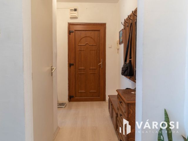 I. emeleti 2 szobás panel lakás garázzsal