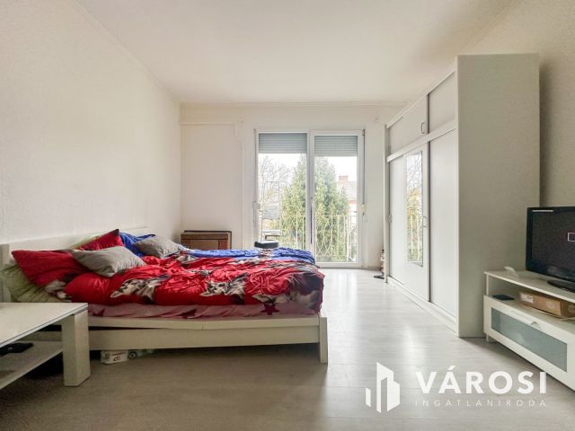Vásártéren felújított, 1 szobás lakás eladó!