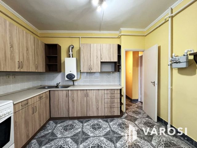 Belvárosi, 2 szobás, erkélyes, tégla lakás, Orosházán