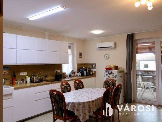 Újszerű családi fészek Győrságon