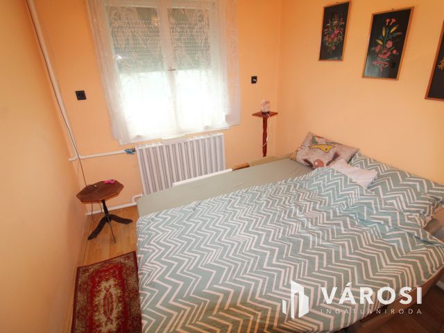 Kétszintes tégla ház, garázzsal.