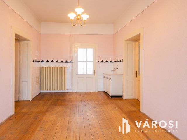 Tágas terek, jó szerkezet, belváros közeli lokáció