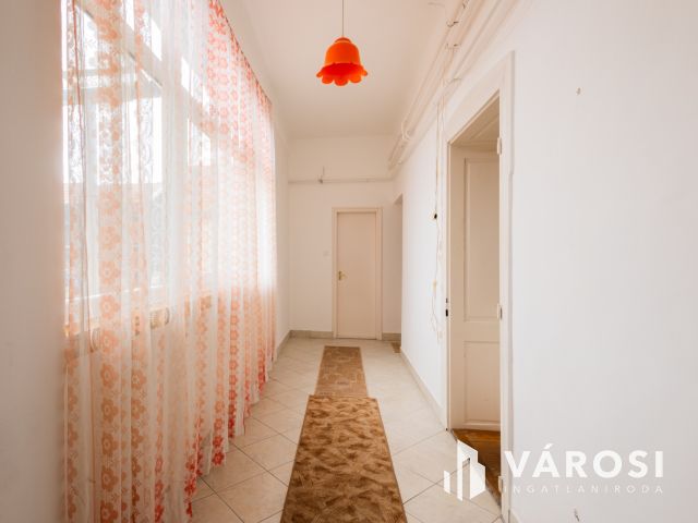 Tágas terek, jó szerkezet, belváros közeli lokáció